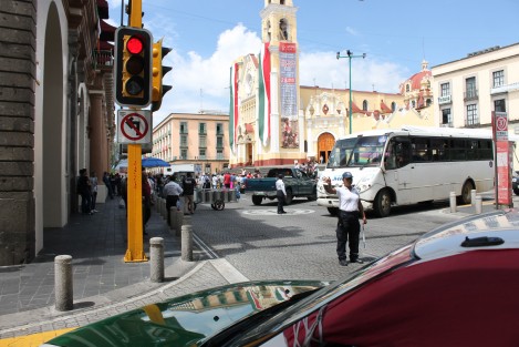 Comerciantes de helados bloquearon este mediodía la circulación vehicular en la avenida Enríquez, acusando a las autoridades municipales de Xalapa de acosarlos e impedirles comercializar sus productos.  