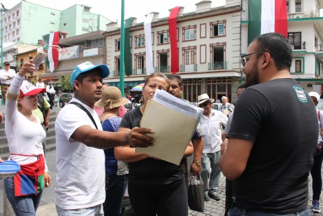 Los comerciantes, aseguran que desde hace año y medio han sido perseguidos por autoridades de Comercio Municipal, sin darles orientación de cómo cumplir con los requisitos para dejarlos comercializar sus productos, mientras a otros vendedores ni los molestan. 