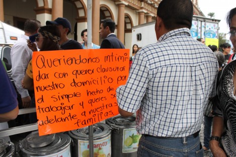Aseguran que lo que detonó que se decidieran a realizar el bloqueo, es que la tarde de ayer fue que inspectores se presentaron ayer a su domicilio, pretendiendo clausurarles el sitio donde elaboran sus helados. 