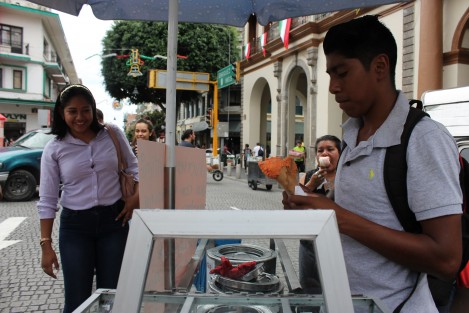Neveros protestaron bloqueando la circulación en el centro de Xalapa debido a que las autoridades de Comercio les exigen la cédula de empadronamiento de su negocio, pero ellos se consideran sólo como una familia que elabora nieves artesanales. A su decir, Comercio no les ha orientado en cómo regularizarse, aunque mostraron documentos de que ya están realizando trámites. 