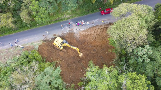 El día de hoy iniciaron los trabajos para la reparación del socavón de más de 50 metros ubicado en el tramo carretero Teocelo - Texin a la altura del kilómetro 1 + 400, con un presupuesto de cerca de 2 millones de pesos. 