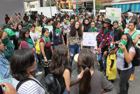 Luego de marchar por calles del centro de Xalapa, feministas a favor del derecho al libre y gratuito aborto para todas las mujeres, realizaron un mitin en Plaza Lerdo. Exigen a las autoridades, educación sexual, anticonceptivos y abortos gratuitos.
