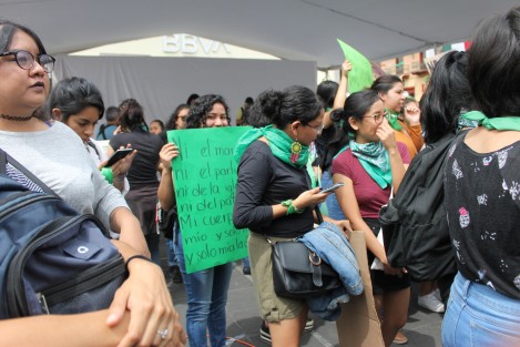 Luego de marchar por calles del centro de Xalapa, feministas a favor del derecho al libre y gratuito aborto para todas las mujeres, realizaron un mitin en Plaza Lerdo. Exigen a las autoridades, educación sexual, anticonceptivos y abortos gratuitos.