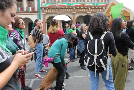 Luego de marchar por calles del centro de Xalapa, feministas a favor del derecho al libre y gratuito aborto para todas las mujeres, realizaron un mitin en Plaza Lerdo. Exigen a las autoridades, educación sexual, anticonceptivos y abortos gratuitos.