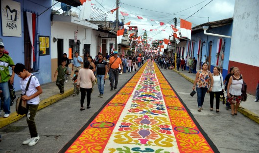 Miles de personas de diferentes municipios se dan cita para disfrutar de las danzas, los tapetes de aserrín y visitar la iglesia.  