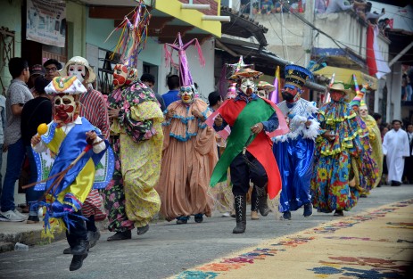 Miles de personas de diferentes municipios se dan cita para disfrutar de las danzas, los tapetes de aserrín y visitar la iglesia.  