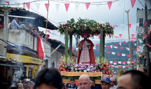 Cientos de ciudadanos del municipio de Coatepec, Ver.,  participan en la elaboración de tapetes y arcos florales para celebrar a su santo patrono, San Jerónimo, los arcos son bajados hasta la diferentes iglesias del pueblo. 