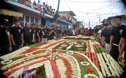 Cientos de ciudadanos del municipio de Coatepec, Ver.,  participan en la elaboración de tapetes y arcos florales para celebrar a su santo patrono, San Jerónimo, los arcos son bajados hasta la diferentes iglesias del pueblo. 