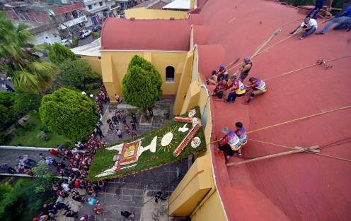 Cientos de ciudadanos del municipio de Coatepec, Ver.,  participan en la elaboración de tapetes y arcos florales para celebrar a su santo patrono, San Jerónimo, los arcos son bajados hasta la diferentes iglesias del pueblo. 
