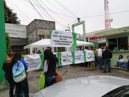Desde temprana hora de este lunes, integrantes del Sindicato Liga Magisterial Veracruzana, tomaron las oficinas de la dirección General de Educación Primaria Estatal (DGEPE) en la ciudad de Xalapa, en protesta porque la directora de la dependencia no les ha resuelto algunos cambios de adscripción solicitados desde enero.
