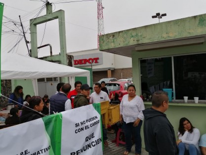 Desde temprana hora de este lunes, integrantes del Sindicato Liga Magisterial Veracruzana, tomaron las oficinas de la dirección General de Educación Primaria Estatal (DGEPE) en la ciudad de Xalapa, en protesta porque la directora de la dependencia no les ha resuelto algunos cambios de adscripción solicitados desde enero. 