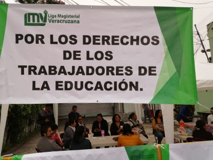 Desde temprana hora de este lunes, integrantes del Sindicato Liga Magisterial Veracruzana, tomaron las oficinas de la dirección General de Educación Primaria Estatal (DGEPE) en la ciudad de Xalapa, en protesta porque la directora de la dependencia no les ha resuelto algunos cambios de adscripción solicitados desde enero. 