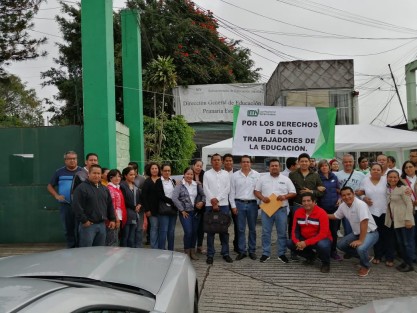 Desde temprana hora de este lunes, integrantes del Sindicato Liga Magisterial Veracruzana, tomaron las oficinas de la dirección General de Educación Primaria Estatal (DGEPE) en la ciudad de Xalapa, en protesta porque la directora de la dependencia no les ha resuelto algunos cambios de adscripción solicitados desde enero.