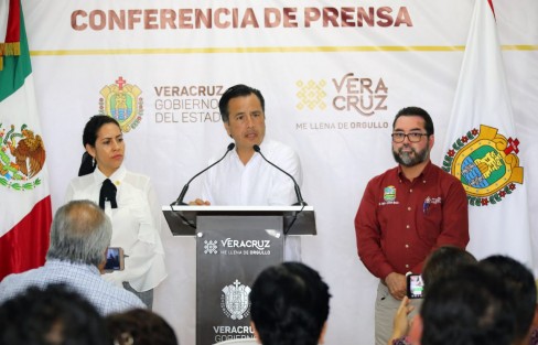 García Jiménez dio a conocer que sólo en Agua Dulce, desde el arribo de una nueva encargada de la Fiscalía General del Estado (FGE), se han dado 34 acciones efectivas, de las cuales 26 son mandatos judiciales, tres reaprehensiones y cinco presentaciones a comparecencia de presuntos delincuentes. 