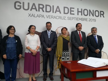 Sara Ladrón de Guevara, rectora de la UV, así como funcionarios de la rectoría y académicos, participaron en la Guardia de Honor ante el monumento a Miguel Hidalgo, con lo que concluyeron las guardias por el Mes de la Patria.