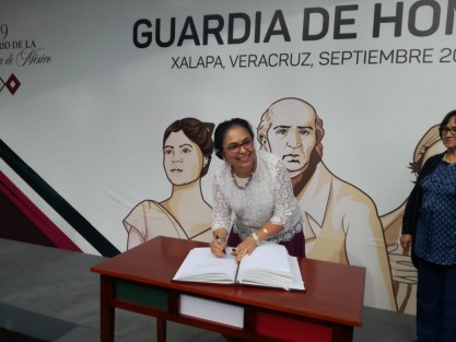 Sara Ladrón de Guevara, rectora de la UV, así como funcionarios de la rectoría y académicos, participaron en la Guardia de Honor ante el monumento a Miguel Hidalgo, con lo que concluyeron las guardias por el Mes de la Patria.