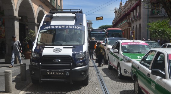Elementos de la Policía Municipal de Xalapa se estacionaron por más de 30 minutos sobre la calle de Enríquez, complicando aún más el desquiciado tráfico del centro de la  ciudad.