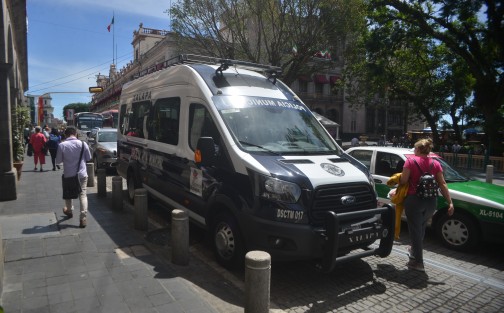 Elementos de la Policía Municipal de Xalapa se estacionaron por más de 30 minutos sobre la calle de Enríquez, complicando aún más el desquiciado tráfico del centro de la  ciudad.