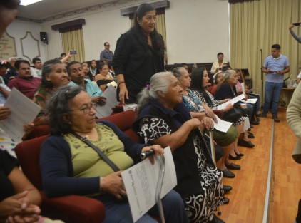 Autoridades municipales y del Registro Civil entregaron actas de nacimiento extemporáneas a 40 adultos mayores.