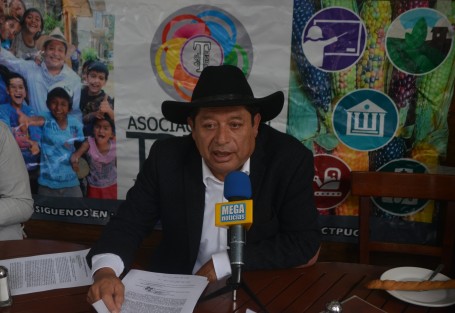 Oscar Arcos Roldán, presidente nacional de la asociación civil Trabajando por un gran estado y progreso de un gran país  (TPUGE),  informó que autoridades municipales de Perote, en contubernio con personal de la PMA, operan un tiradero a cielo abierto en terreno de Cerro León, en aquel municipio. 