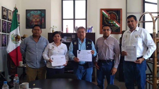 A puertas abiertas en el Palacio Municipal, el Ayuntamiento de Teocelo llevó a cabo la Sesión Ordinaria de Cabildo No. 42; presente el Alcalde Mario Chama Díaz; la Síndica Municipal, Zayra del Carmen Martínez Andrade; el Regidor Único del ayuntamiento, Luis Valencia López, el Tesorero del ayuntamiento Juan José Chávez y el Secretario del Ayuntamiento, Zimri Abimelech Arellano, tratando temas y acuerdos del Ejercicio Fiscal 2020.  