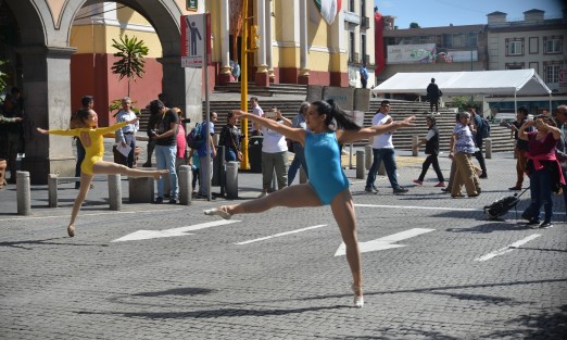 Un grupo de jóvenes danzantes realizaron  algunas tomas para un comercial de leotardos en la céntrica calle de Enríquez de la ciudad de Xalapa. 