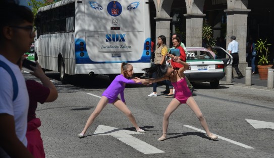 Un grupo de jóvenes danzantes realizaron  algunas tomas para un comercial de leotardos en la céntrica calle de Enríquez de la ciudad de Xalapa. 