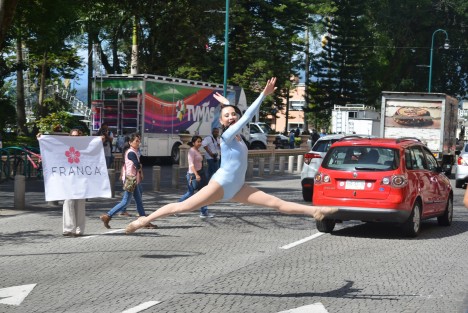 Un grupo de jóvenes danzantes realizaron  algunas tomas para un comercial de leotardos en la céntrica calle de Enríquez de la ciudad de Xalapa. 