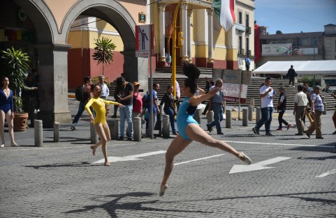 Un grupo de jóvenes danzantes realizaron  algunas tomas para un comercial de leotardos en la céntrica calle de Enríquez de la ciudad de Xalapa. 