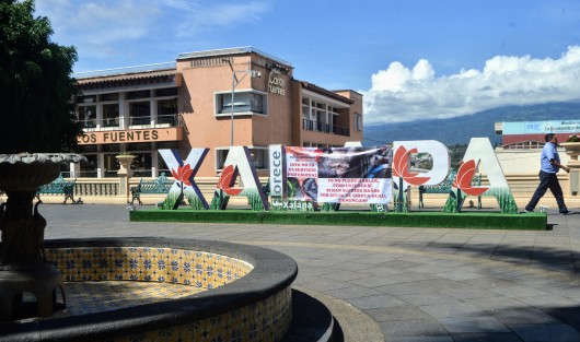 Una persona aprovecho las letras de la ciudad de Xalapa para colgar una lona y quejarse de una estética local canina que presuntamente lastimó a su mascota.