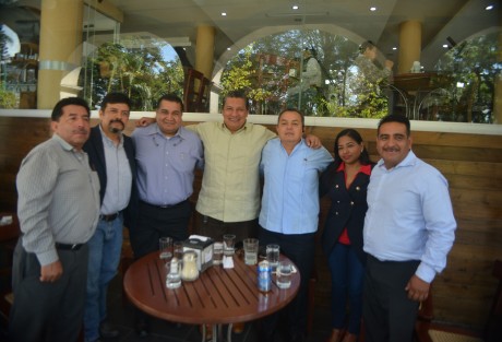 El Colegio de Abogados Juristas de Veracruz presentó al aspirante a Magistrado del Poder Judicial, Gabriel Salas, en Veracruz.  Valentín Olmos dijo que el que aspire ser Magistrado debe tener uñas cortas, sin cola y con experiencia, y que es preocupante la impartición de justicia que se vive actualmente y la que se va a dar si llegan personas que nada más son pagos políticos. 