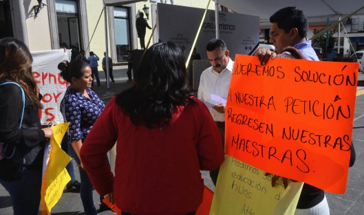 Usuarios de la Primaria Federal <em>Maximino Ávila Camacho</em>, de San Rafael, con pancartas y lonas se quejaron en Plaza Lerdo porque cambiaron a dos maestros de esta institución y comentan que realizaban con excelencia su trabajo.  