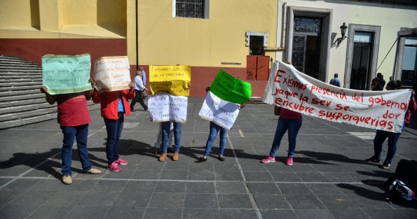 Usuarios de la Primaria Federal <em>Maximino Ávila Camacho</em>, de San Rafael, con pancartas y lonas se quejaron en Plaza Lerdo porque cambiaron a dos maestros de esta institución y comentan que realizaban con excelencia su trabajo.  