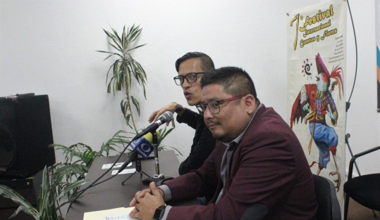 Acompañado del cuentacuentos Iván Zepeda, el diputado Rubén Ríos Uribe invitó a la sociedad xalapeña al 7° Festival Internacional Cuentos y Flores, que se desarrolla del lunes 30 de septiembre al domingo 6 de octubre, en distintos foros de esta ciudad, dirigido a diferentes públicos y con costos accesibles.