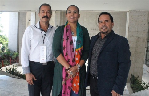 Ediles del municipio de Ángel R. Cabada, acudieron al Congreso para entregar al diputado Érick Domínguez documentación por el daño patrimonial y desvío de recursos por parte del alcalde Arturo Hérviz Reyes. A su decir no hay respuesta por parte del alcalde para con su municipio. 