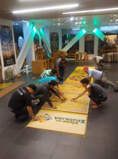 La Dirección de Turismo y Cultura del Ayuntamiento, así como artesanos y colaboradores ya se encuentran en <em>Punto México</em> en la Ciudad de México, donde elaboran la tradicional alfombra de aserrín de Teocelo, como parte de la Exposición de Veracruz, para la promoción y difusión del estado, la cual se exhibirá en Avenida Presidente Masaryk 172, Bosques de Chapultepec en la Ciudad de México.