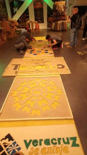 La Dirección de Turismo y Cultura del Ayuntamiento, así como artesanos y colaboradores ya se encuentran en <em>Punto México</em> en la Ciudad de México, donde elaboran la tradicional alfombra de aserrín de Teocelo, como parte de la Exposición de Veracruz, para la promoción y difusión del estado, la cual se exhibirá en Avenida Presidente Masaryk 172, Bosques de Chapultepec en la Ciudad de México.