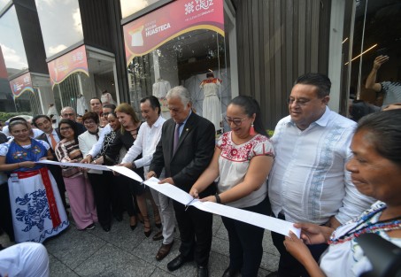 Miguel Torruco Márquez, secretario de Turismo Federal, en compañía del Gobernador de Veracruz,  Cuitláhuac García; la secretaria de Turismo de Veracuz, Xóchitl Arbesu, entre otras distinguidas personalidades, inauguraron la Exposición del Estado de Veracruz en el Centro de Información Turística <em>Punto México</em>, en las Instalaciones de la Secretaría de Turismo Federal.  