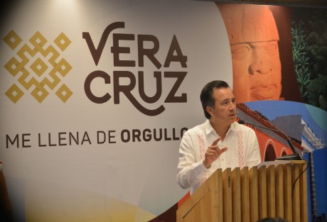 Miguel Torruco Márquez, secretario de Turismo Federal, en compañía del Gobernador de Veracruz,  Cuitláhuac García; la secretaria de Turismo de Veracuz, Xóchitl Arbesu, entre otras distinguidas personalidades, inauguraron la Exposición del Estado de Veracruz en el Centro de Información Turística <em>Punto México</em>, en las Instalaciones de la Secretaría de Turismo Federal.  
