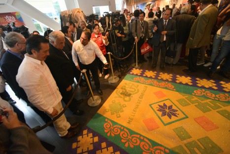Destacó la alfombra de aserrín elaborada por artesanos del municipio de Teocelo y las artesanías de este lugar. 