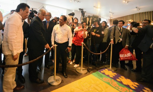 Destacó la alfombra de aserrín elaborada por artesanos del municipio de Teocelo y las artesanías de este lugar. 