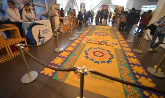 Destacó la alfombra de aserrín elaborada por artesanos del municipio de Teocelo y las artesanías de este lugar. 