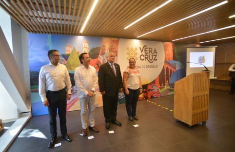 Con la presencia del secretario de Turismo, Miguel Torruco Marqués y el gobernador Cuitláhuac García Jiménez, se inauguró la exposición del Estado de Veracruz en el Centro de Información Turística Punto México, misma que se mostrará hasta el 29 de octubre. 