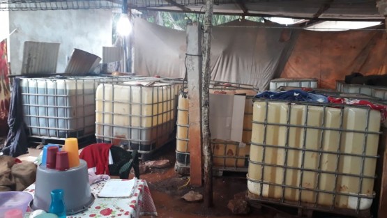 Autoridades localizaron en Mecayapan en una bodega disfrazada de tienda de abarrotes, 13 mil litros de huachicol, misma donde en  noviembre pasado se había suscitado un incendio. 