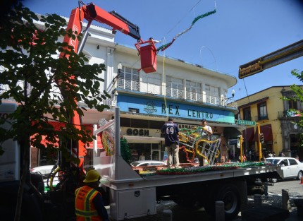 Personal de servicios públicos de Xalapa ya retira los adornos patrios del centro de la ciudad, lo que complica el tráfico, lo que pudieran hacer por la noche para no afectar el tránsito. 