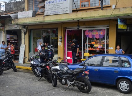 Lo que parecía ser un asalto a mano armada a una dulcería, resultó ser un pleito de pareja dando como resultado un mujer baleada. Esto en la calle de Bremont, zona centro. 