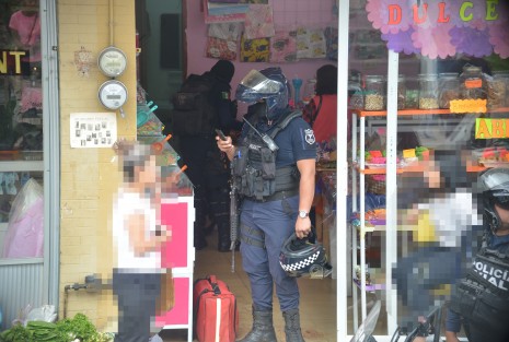 Lo que parecía ser un asalto a mano armada a una dulcería, resultó ser un pleito de pareja dando como resultado un mujer baleada. Esto en la calle de Bremont, zona centro. 