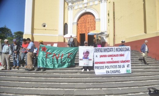 Integrantes del Frente Nacional de Lucha por el Socialismo en su camino a la Ciudad de México pasaron a Xalapa para exigir la liberación de dos de sus integrantes, los cuales fueron arrestados y torturados por la lucha por la tierra en Chiapas.