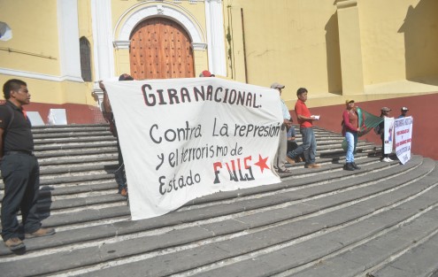 Integrantes del Frente Nacional de Lucha por el Socialismo en su camino a la Ciudad de México pasaron a Xalapa para exigir la liberación de dos de sus integrantes, los cuales fueron arrestados y torturados por la lucha por la tierra en Chiapas.