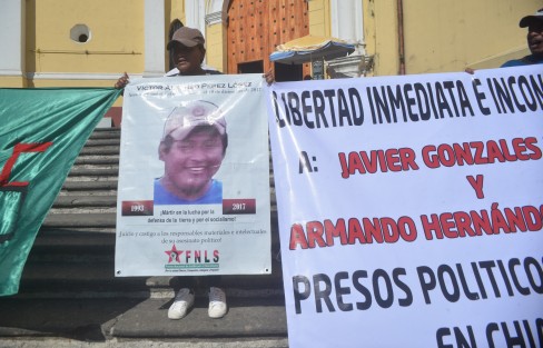 Integrantes del Frente Nacional de Lucha por el Socialismo en su camino a la Ciudad de México pasaron a Xalapa para exigir la liberación de dos de sus integrantes, los cuales fueron arrestados y torturados por la lucha por la tierra en Chiapas.  